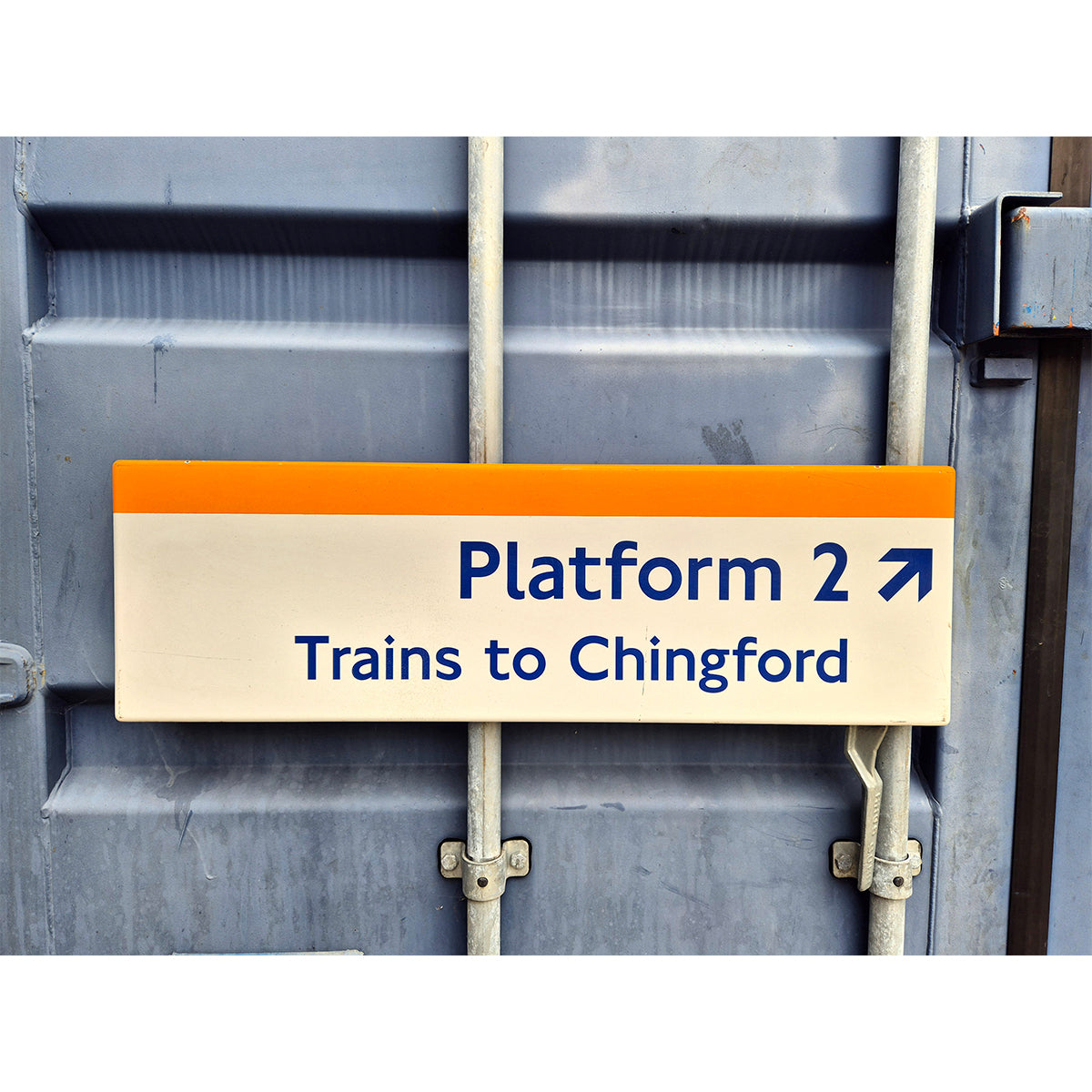 Platform 2 / Trains to Chingford, arrow right (2352025)