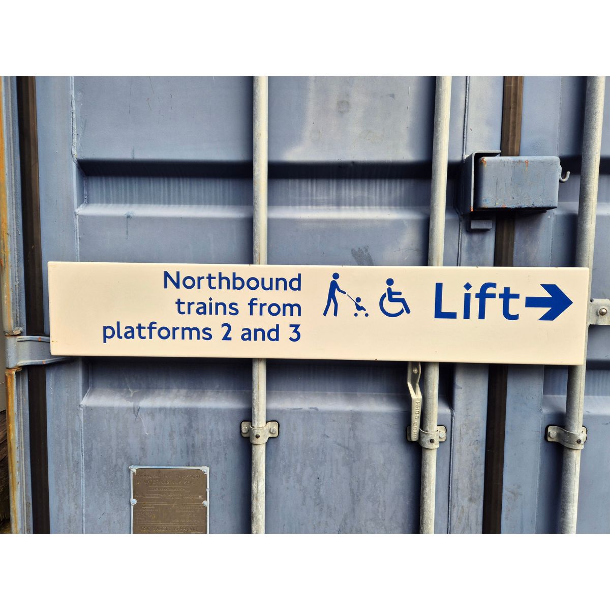 Northbound Trains From Platform 2 and 3 Lift Arrow Right (82026)