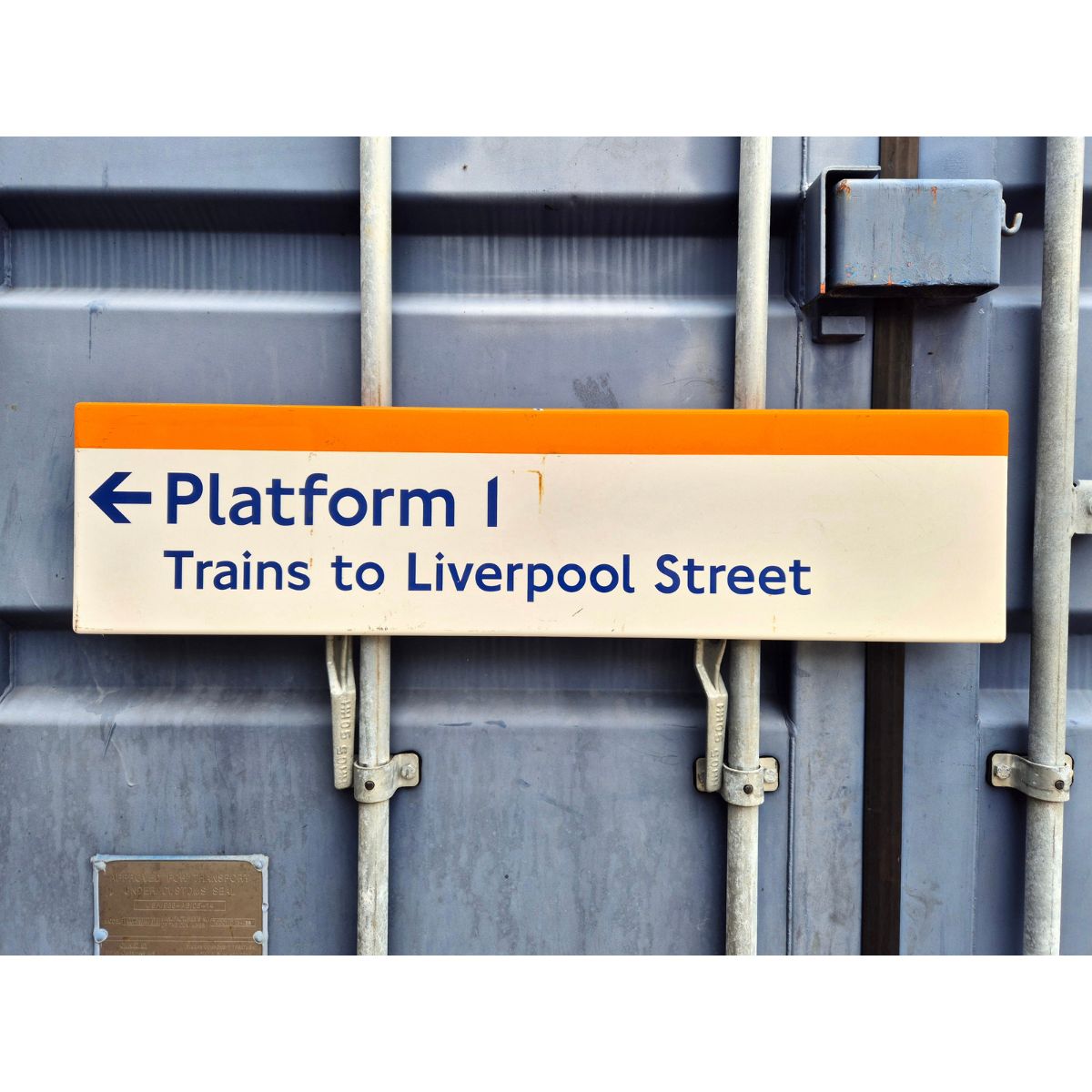 Platform 1 Trains to Liverpool Street - Arrow Left (722026)