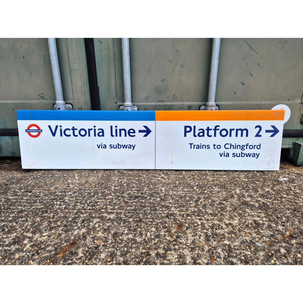 Victoria Line Via Subway - Platform 2 Trains to Chingford - Arrow Right (772026)