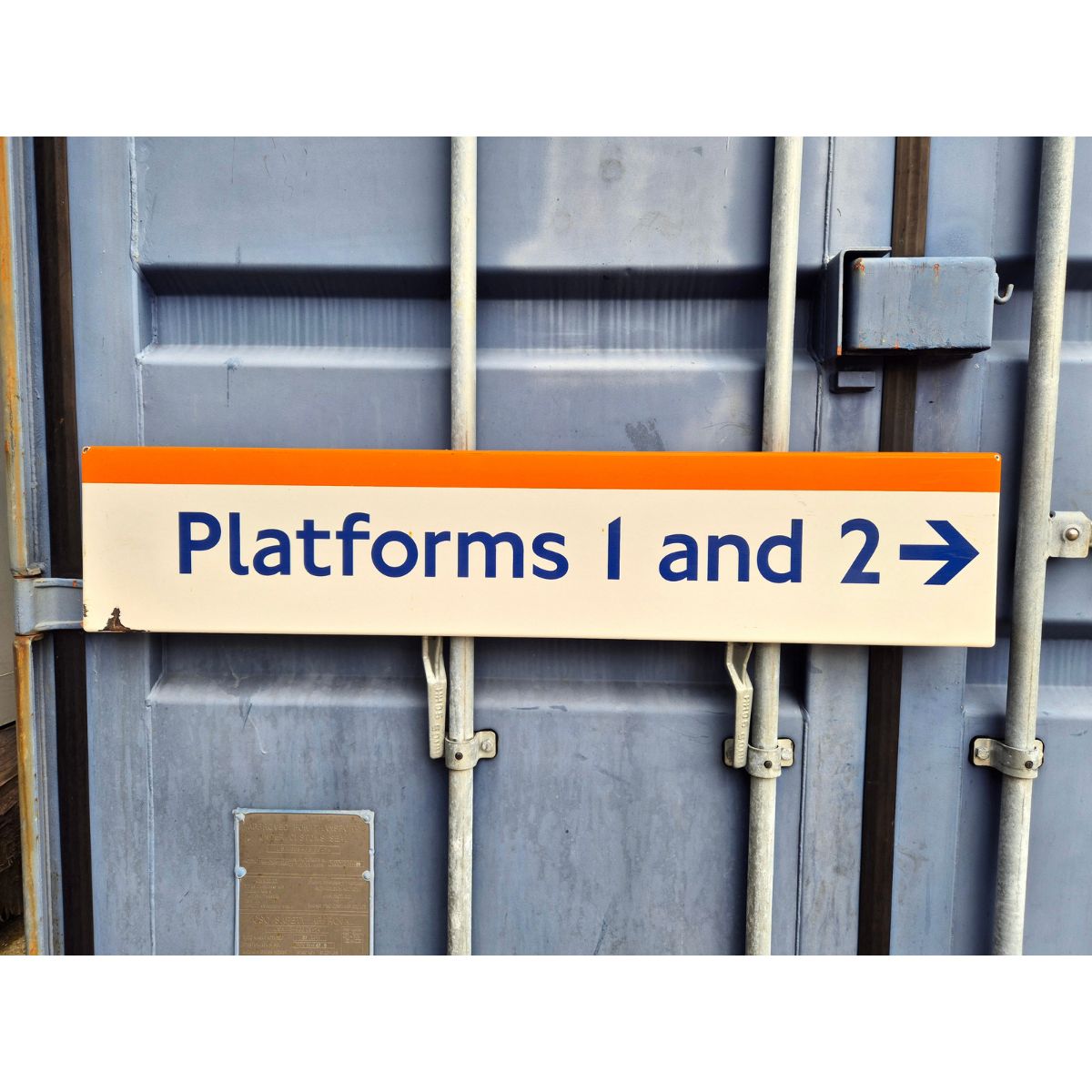 Platforms 1 and 2 Arrow Right (892026)
