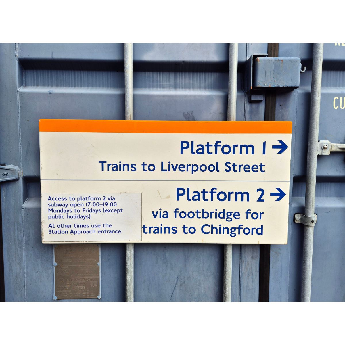 Platform 1 Trains to Liverpool Street  - Platform 2 Via Footbridge For Chingford (662026)